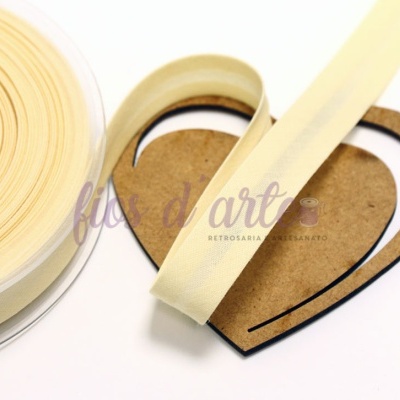 Fita amarela clara em rolo e forma de coração em madeira