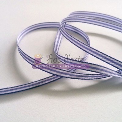 Fita decorativa branca com riscas azuis em rolo sobre superfície clara