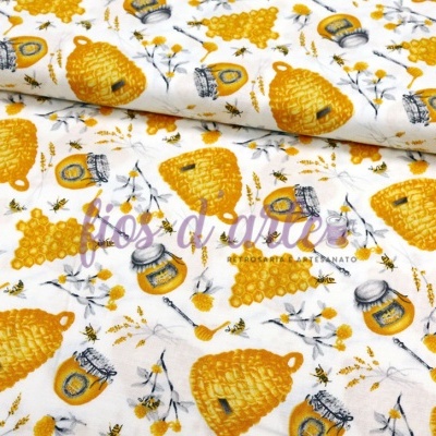 Tecido com padrão de colmeias amarelas, frascos de mel e cachos de uvas amarelas