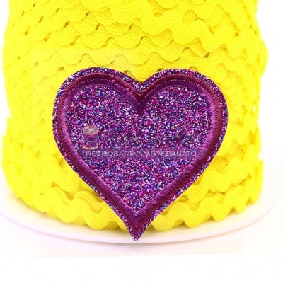 Adereço em forma de coração roxo brilhante sobre fundo amarelo ondulado