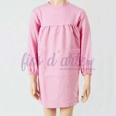 Vestido infantil rosa xadrez com mangas compridas e bolsos frontais.