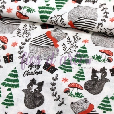 Tecido com padrão natalício de ursos, esquilos, árvores, cogumelos e presentes