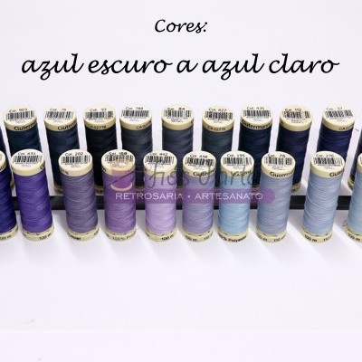 Carretéis de linha azul organizada do tom escuro ao claro sobre fundo branco