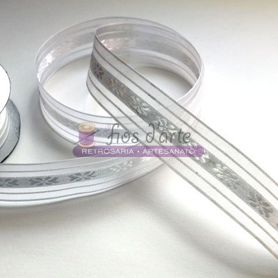 Fita decorativa branca com padrão floral cinza e bordas prateadas.