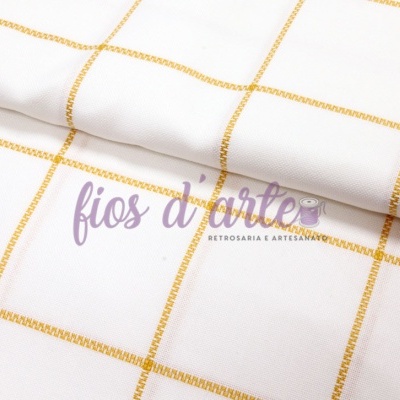tecido branco com padrão de grade amarelo e texto impresso