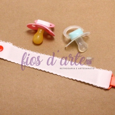 Clips para chupetas em tecido branco com chupetas rosa e azul