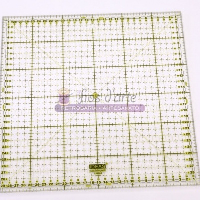 Régua quadrada transparente com marcações amarelas e texto IDEAS