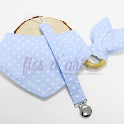 Conjunto para bebé com babete azul claro de corações brancos e mola com padrão idêntico