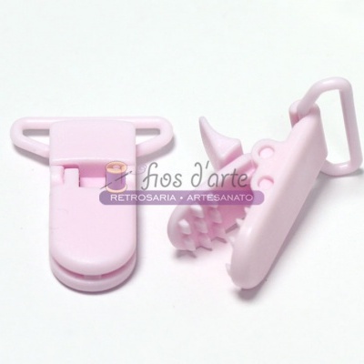 Clip de plástico rosa com fecho em fundo branco