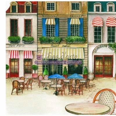 Esplanada exterior com mesas, cadeiras e edifícios com toldos e sinais de lojas