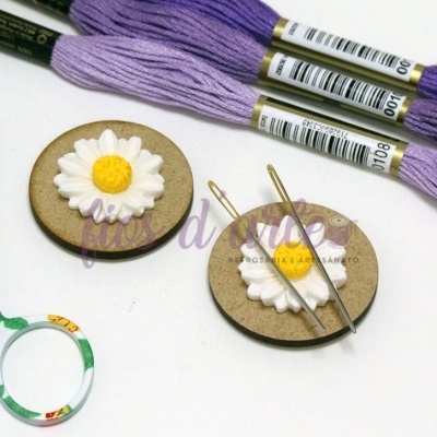 Linhas roxas para bordado, agulhas, flores decorativas em cartão e tesouras coloridas para costura