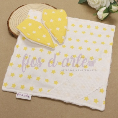 Pano branco com estrelas amarelas e orelhas de tecido amarelas com estrelas brancas