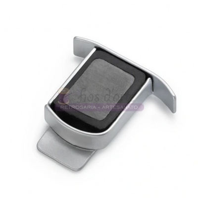 Clipe metálico prateado com centro de tecido preto sobre fundo branco