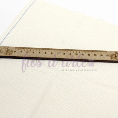 Régua de madeira com ilustrações de cachorros sobre pano branco