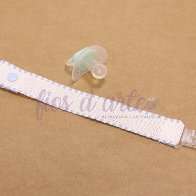 Chupeta de silicone com presilha em tecido branco e botões azuis