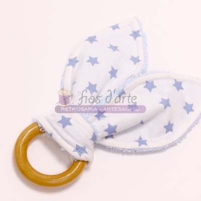 Argola de madeira com tecido branco com estrelas azuis
