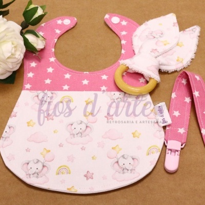 Babete de bebé com padrão de elefantes e vários acessórios cor-de-rosa e branco