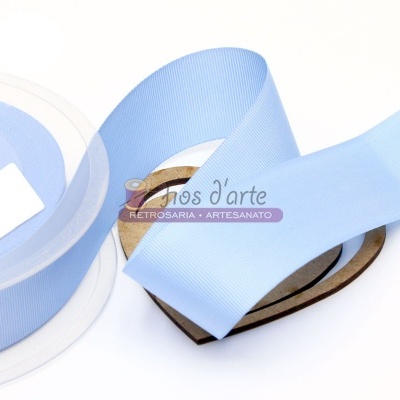 Fitas de tecido azul claro em bobinas com texto 'Fitas d'arte'