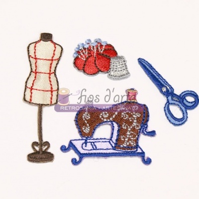 Aplicações decorativas bordadas de motivos de costura sobre fundo branco