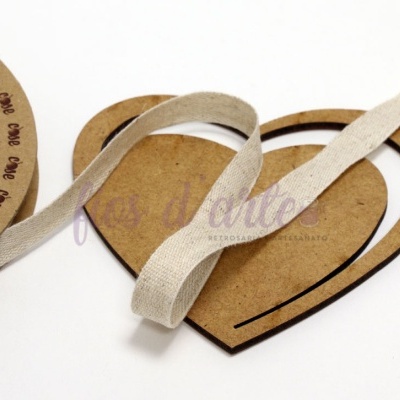 Formas de madeira em coração com fita de tecido bege clara