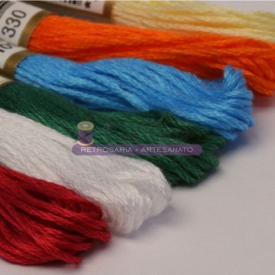 Novelos de linha de bordado coloridos com etiquetas e números