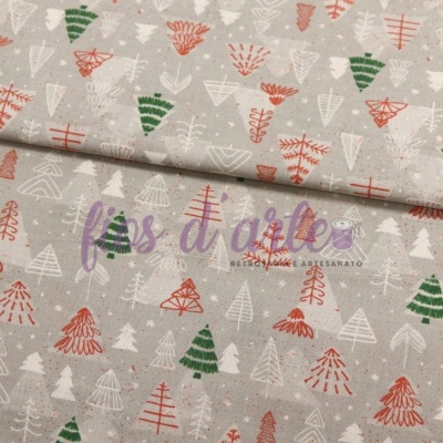 Tecido bege com padrão de pequenas árvores de Natal em verde, vermelho e branco