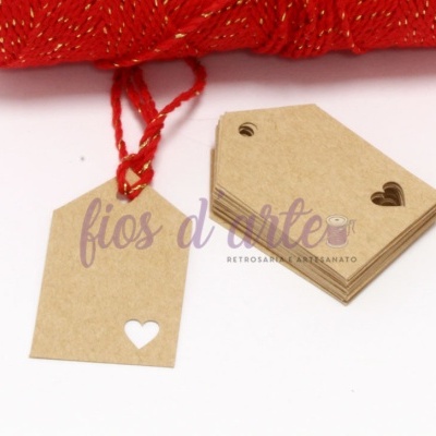 Etiquetas de cartão castanho claro com buraco e recorte de coração