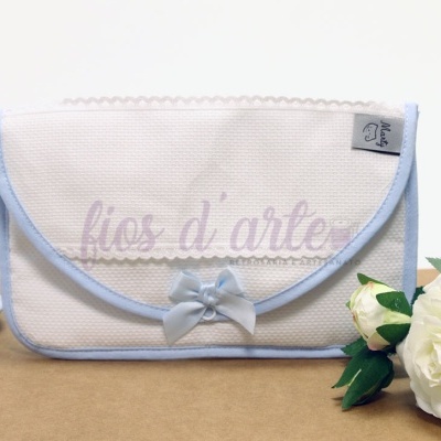 Bolsa retangular branca com bordas azuis e laço azul