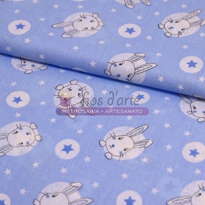 Tecido azul claro com padrão de coelhos e estrelas brancas