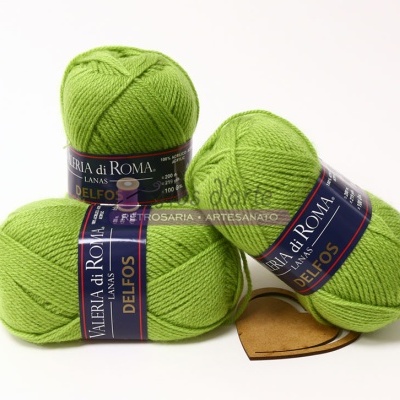 Três novelos de lã verde clara da marca ALUBRIA DI ROMA com rótulos azuis.