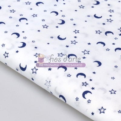 tecido branco com luas e estrelas azuis para artesanato