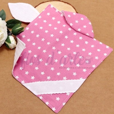 toalha rosa com estrelas brancas e orelhas de coelho