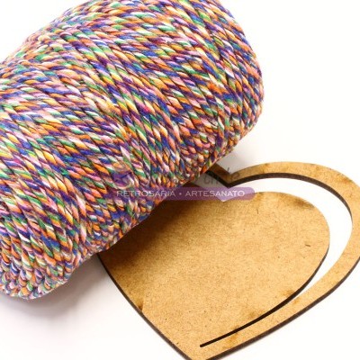 Cordão colorido e base de coração em madeira