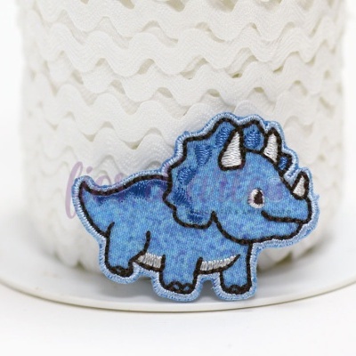 Aplicação em tecido dinossauro azul sobre carretel de fita branca texturizada