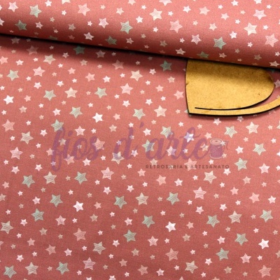 tecido rosa com estrelas brancas pequenas e papel bege ao lado