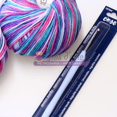 Novelos de lã coloridos com gancho de crochet 2.5 mm
