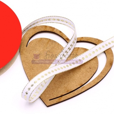 Fita branca com pontos dourados e suporte de madeira em forma de coração