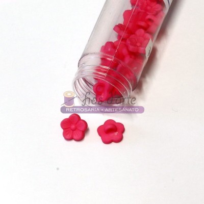 Mini botões de flores cor de rosa num frasco transparente com rótulo visível.