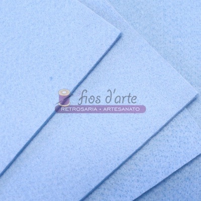 Folhas azuis de feltro com logo 'fios d'arte RETROSARIA ARTESANATO'