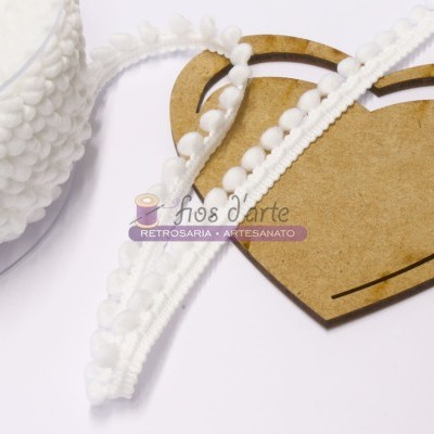 Fita decorativa branca com pompons e suporte de madeira em forma de coração