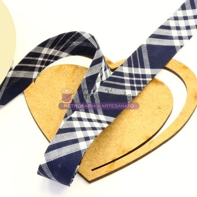 Fita xadrez azul, branco e preto sobre coração de madeira clara