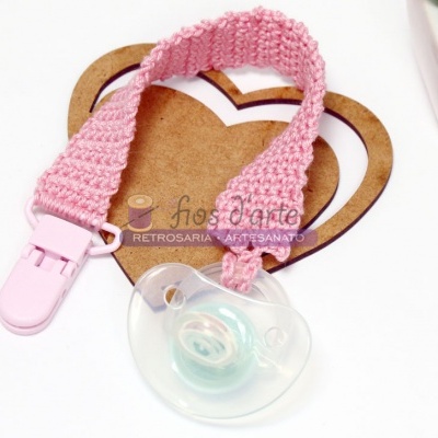Chupeta transparente com fita rosa de croché e fecho plástico