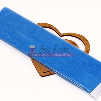 Elástico azul claro embalado sobre base de madeira em forma de coração