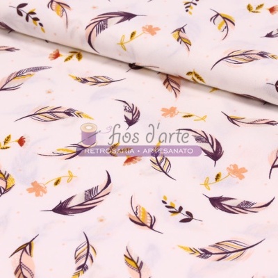 Tecido branco com padrão de penas e folhas amarelas e roxas