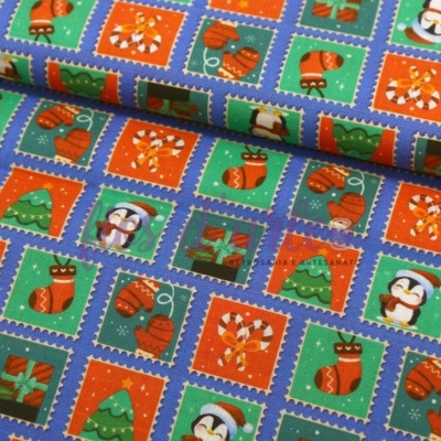 Tecido de padrão natalício com pinguins, árvores, meias e presentes