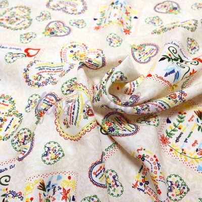 tecido bege com padrão de corações florais multicoloridos e texto
