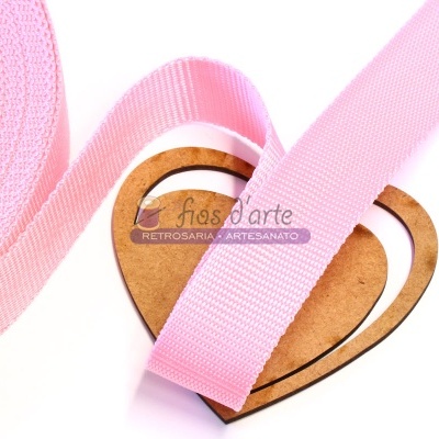 Fita rosa clara enrolada em suporte de madeira em forma de coração