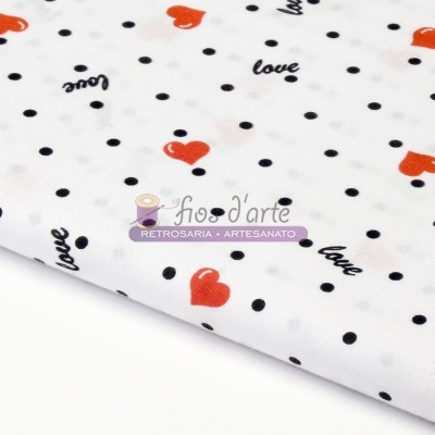 Tecido branco com padrão de pontos pretos, corações vermelhos e texto 'love', com etiqueta fio d'arte
