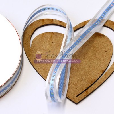 Fita decorativa azul clara com brilhos, em suporte de coração castanho