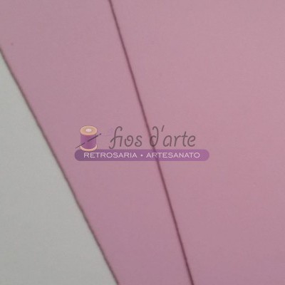 Fio de linha rosa sobre papel branco e rosa com logótipo de artesanato